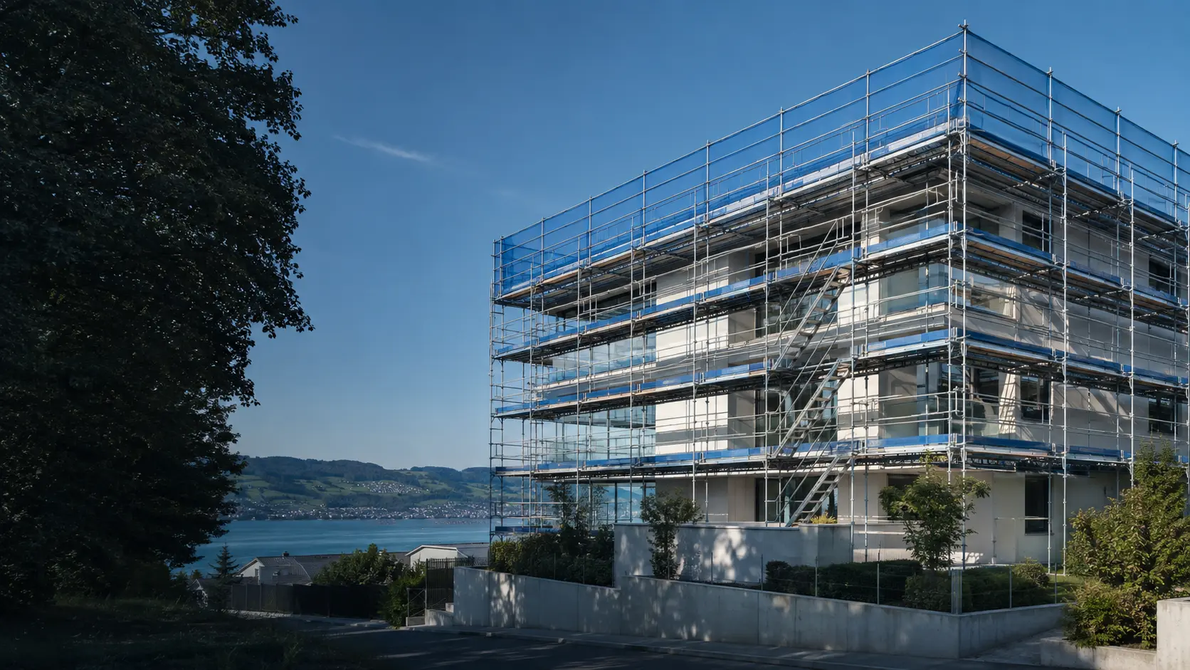 Professionell eingerüstetes Gebäude am Zürichsee